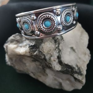 Vintage style turquoise cuff bracelet